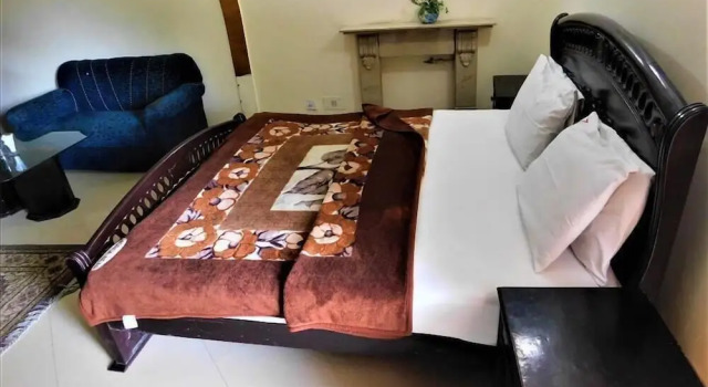 Milton Guest House, Book Pension Hoteller i F-6 Sector med pool, Swimmingpool