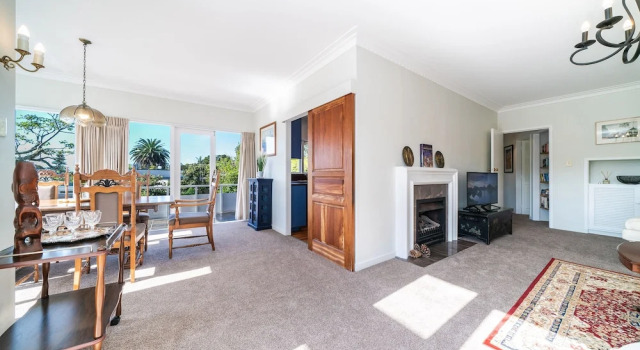 White house walk to beach, Buchen Sie Hotel North Auckland 