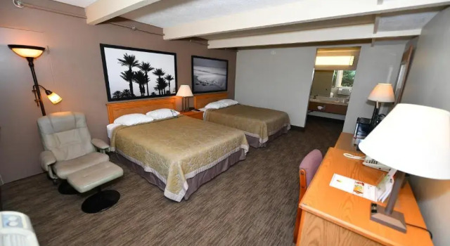 Четырёхместный номер Deluxe Costa Mesa Inn - Newport Beach Area