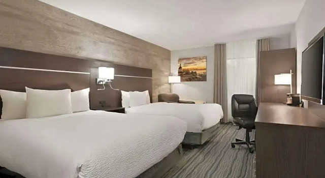 Четырёхместный номер Deluxe Days Inn by Wyndham Kingston