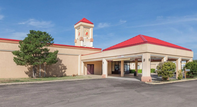 Super 8 by Wyndham Plainview