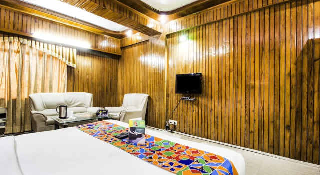 Номер Premium FabHotel Mayfair Inn