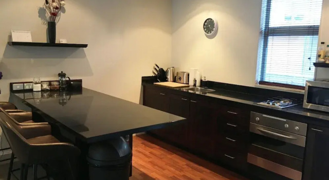 Lakefront Getaway, Забронировать Отель Kelvin Heights 