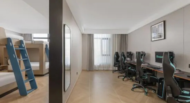 Кровать в общем номере Thunderobot Hotel