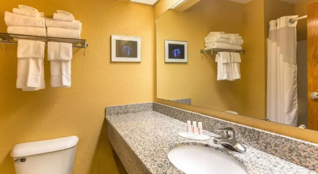Номер Standard с видом на воду Ramada by Wyndham Maggie Valley