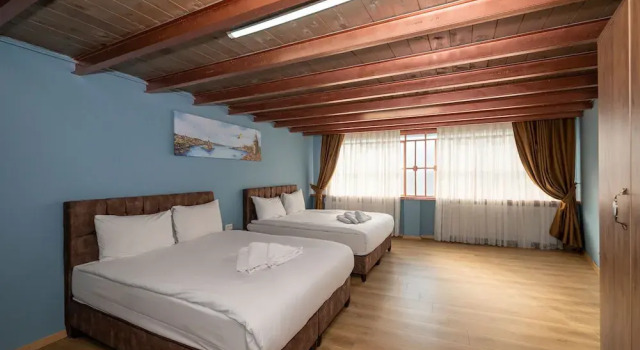 Четырёхместный номер Standard с балконом Taksim Antique Hotel