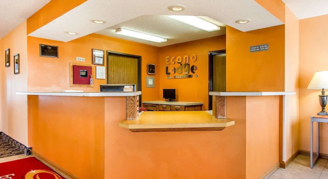 Econo Lodge & Suites