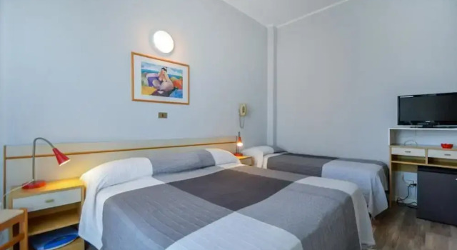 Трёхместный номер Economy с балконом Hotel Mirabella