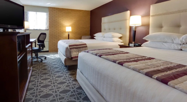 Четырёхместный номер Standard Drury Inn & Suites Kansas City Overland Park