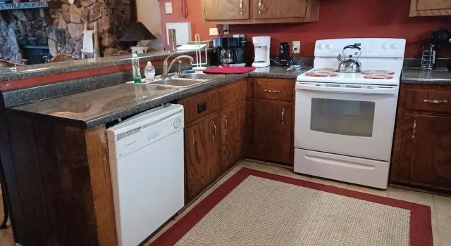 Кровать в общем номере с 6 комнатами Huge Ruidoso W/ Game Room, Pool, 2 Balconies, 2 Kitchens - Sleeps 17! 6 Bedroom Condo by RedAwning