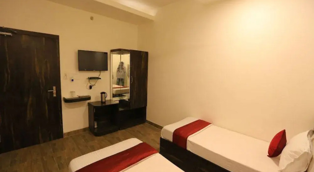 OYO Rooms 158 Gomti Nagar Kathota Jheel, Забронировать Отель Отели Гомти Нагара с парковкой, Парковка