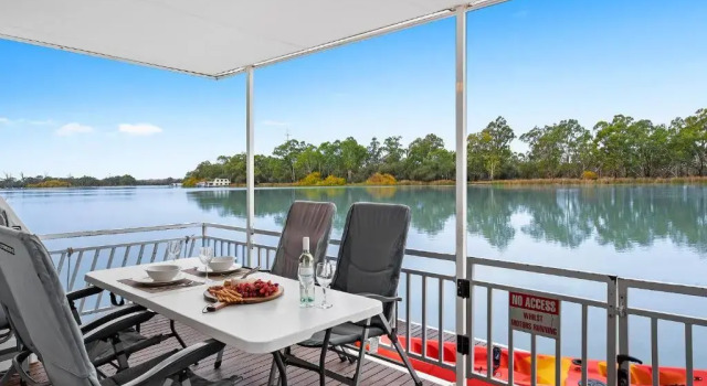 Коттедж с 4 комнатами Renmark River Villas and Boats & Bedzzz