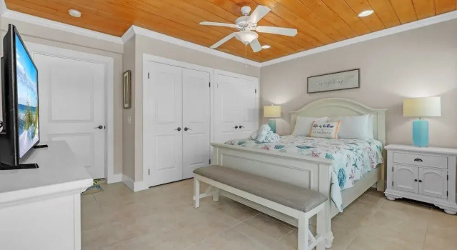 Beached Inn 3 Bedroom Home by RedAwning, Забронировать Дом для отпуска Холмс-Бич Sarasota Area, рядом с Парк "Бэйфронт" в городе Анна Мария