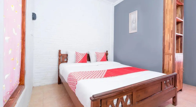 Двухместный номер Standard RedDoorz near Plengkung Gading 2