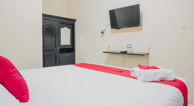 RedDoorz Syariah near Stadion Maulana Yusuf