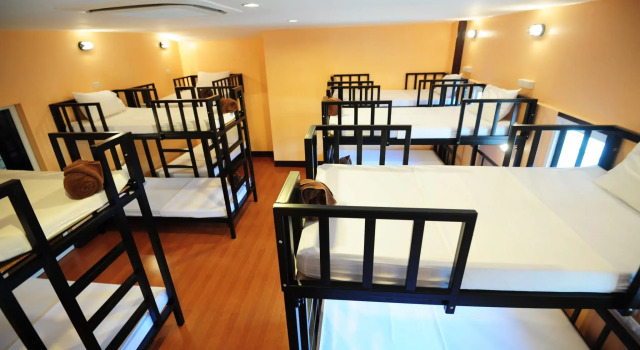 Кровать в общем номере Twin Palms Hostel Phi Phi