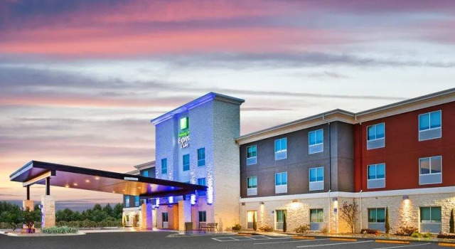 Номер Deluxe Holiday Inn Express & Suites Junction by IHG