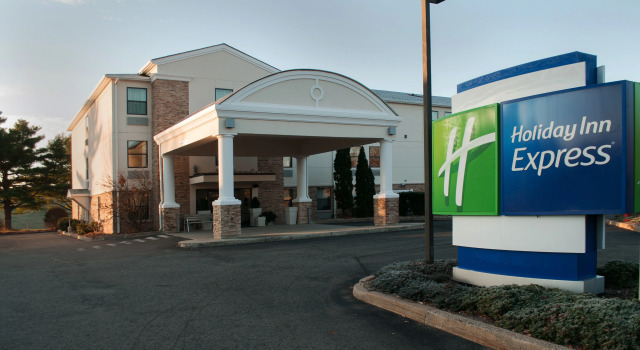 Holiday Inn Express Vernon-Manchester, Varaa Hotelli Hotellit New England uima-altaalla, Uima-allas