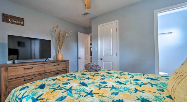 Коттедж Gulf Breeze Home w/ Pool, Grill & Fire Pit