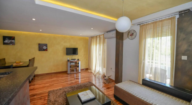 J & P Apartments, Book Lejlighed Hoteller i Kotor Riviera med parkering, Parkering