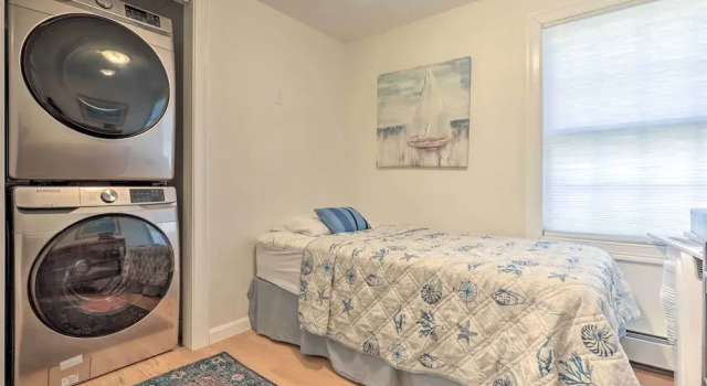Kayaks, Deck & Pond Access: Rhode Island Retreat!, 예약 호텔 Charlestown 로드아일랜드