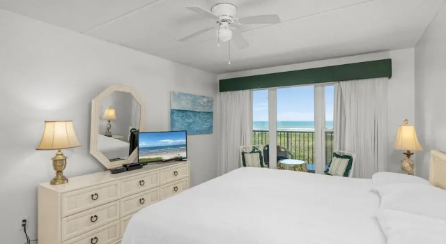 Апартаменты Edgewater Unit #303 2 Bedroom Apts by RedAwning