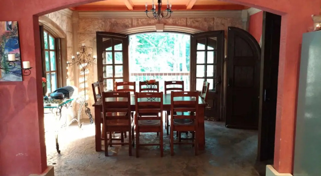 Villa Deluxe Stone Hearst