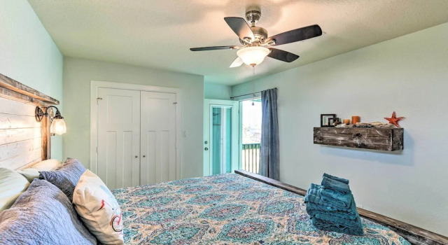 Коттедж с 4 комнатами с балконом Surfside Beach Home w/ Views, Steps to Shore!