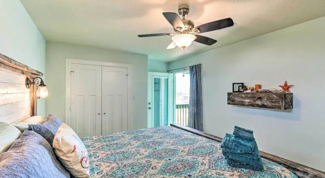 Surfside Beach Home w/ Views, Steps to Shore!, Book Feriehus Sommerhuse i Surfside Beach, Hytte