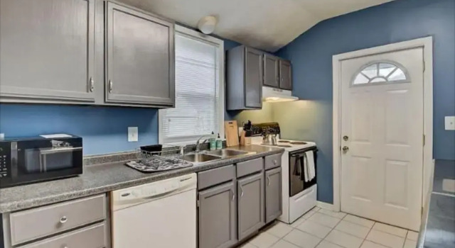Коттедж Amazing 3BR Home with WD Patio and Parking