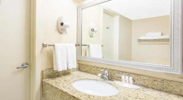 Номер Standard с балконом Baymont by Wyndham Fayetteville Fort Bragg Area