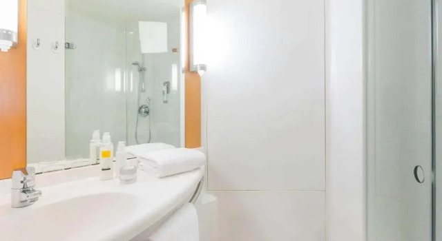 Трёхместный номер Standard Hotel ibis Rennes Centre Gare Sud