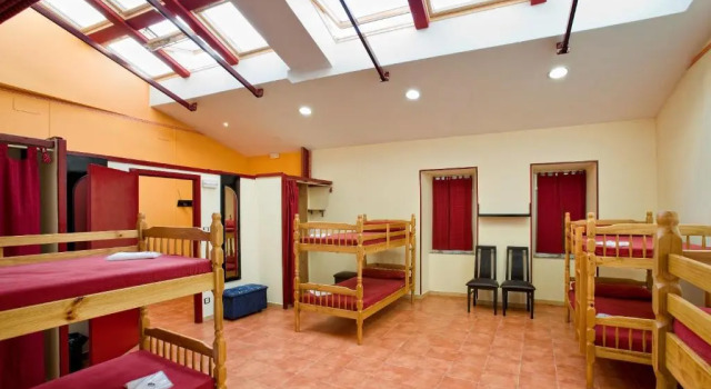 Кровать в общем номере Albergue Vía Láctea