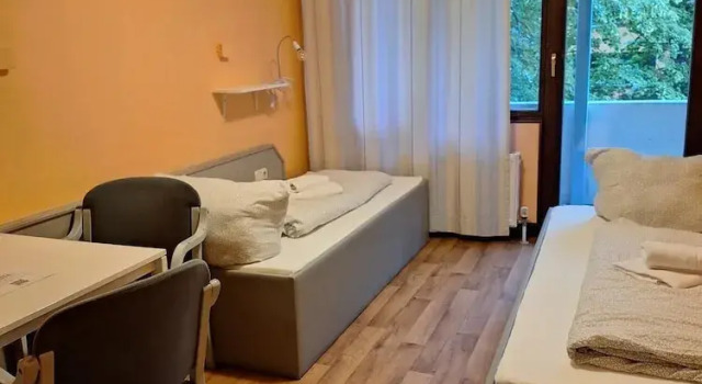 Двухместный номер Standard с балконом 2-Rent Group Hostel Rooms AUB162