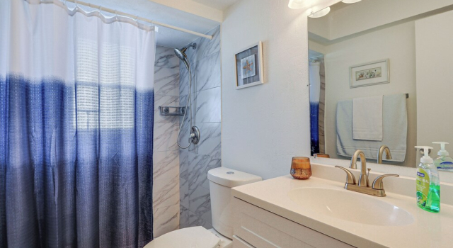 Коттедж с 3 комнатами Centrally Located Sarasota Home w/ Heated Pool!