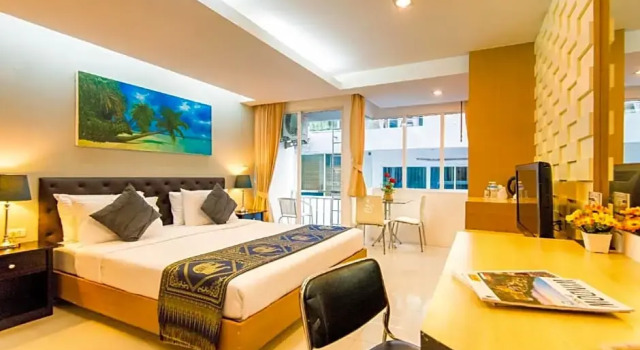 Двухместный номер Deluxe с балконом Hallo Patong Hotel - Rooftop Pool - Stunning Mountain Views & OTOP Market