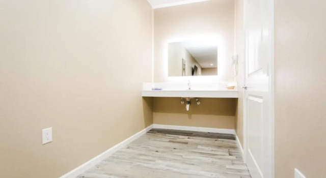 Люкс Deluxe Budget Host Inn & Suites