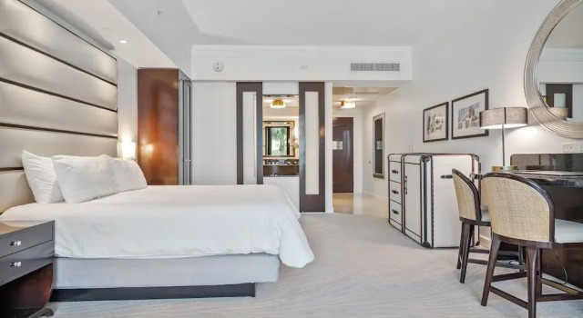 Junior Suite 2 At Sorrento Residences- Miami Beach 1 Bedroom Home by RedAwning, Varaa Huoneisto Hotellit Miami Beach uima-altaalla, Uima-allas