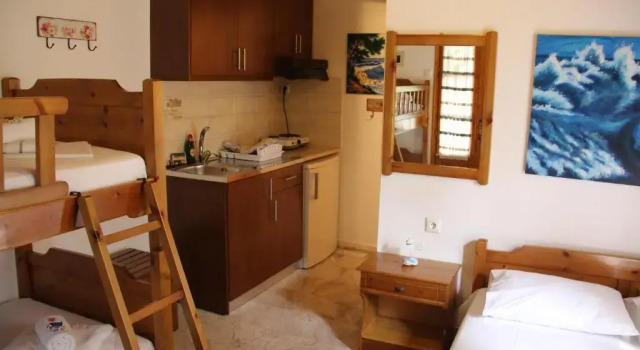 Студия Patroudis House