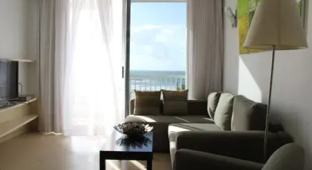 Trumpeldor Beach Front in Nice Building-Unit34, Забронировать Отель Тель-Авив Тель-Авивский округ, рядом с Рынок Кармель