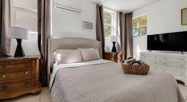 Artistic Room Walk to Wynwood, Book Feriehus Villaer i Florida, Villa