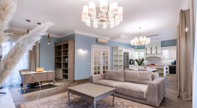 Luxury 2BDR Heart Of Old Town, Забронировать Отель Старый город Вильнюс, рядом с Костел Святой Анны