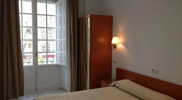 Hostal El Cairo, Забронировать Хостел Хостелы Севильи, рядом с Галерея DIWAP, Хостел