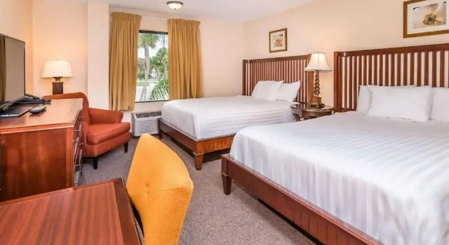 Четырёхместный номер Classic Lakeshore Resort and Marina