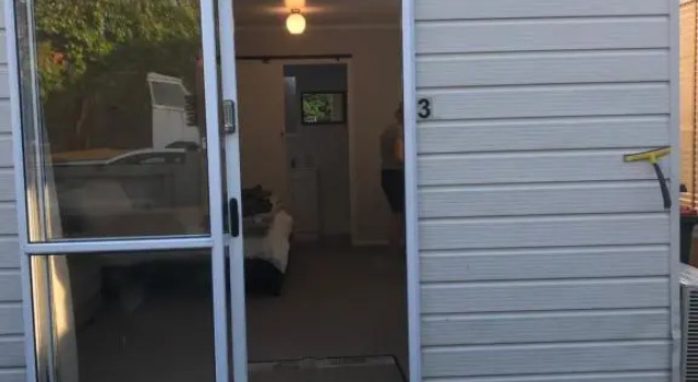 Коттедж Eastside House + Separate Contained Sleepout