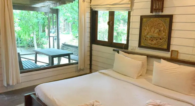 Кровать в общем номере Pang Mai Resort