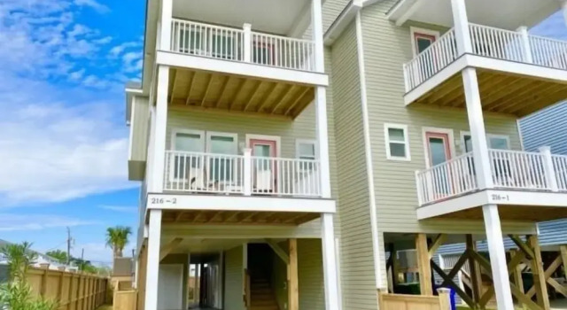 Hale Makai - Relaxing Family Vacation Just A Block From The Beach! Amazing Sunrise And Sunset Views From Four Decks! 3 Bedroom Townhouse by Redawning, Забронировать Отель Каролина-бич Уилмингтон, рядом с Odysea Surf and Kiteboard School