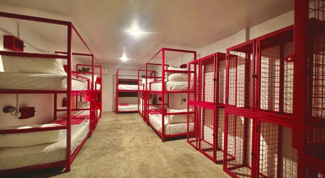 Кровать в общем номере с видом на бассейн Slumber Party Krabi