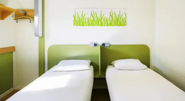 Трёхместный номер Standard ibis budget Chartres