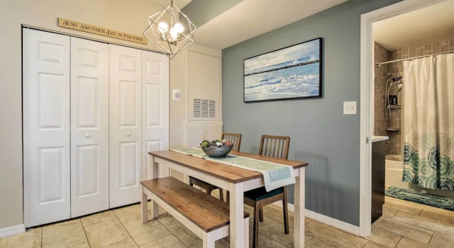 Modern Condo w/ Pool: 4 Mi to Clearwater Beach!, Забронировать Апартаменты/квартира Отели Клируотер-Бич с парковкой, Парковка